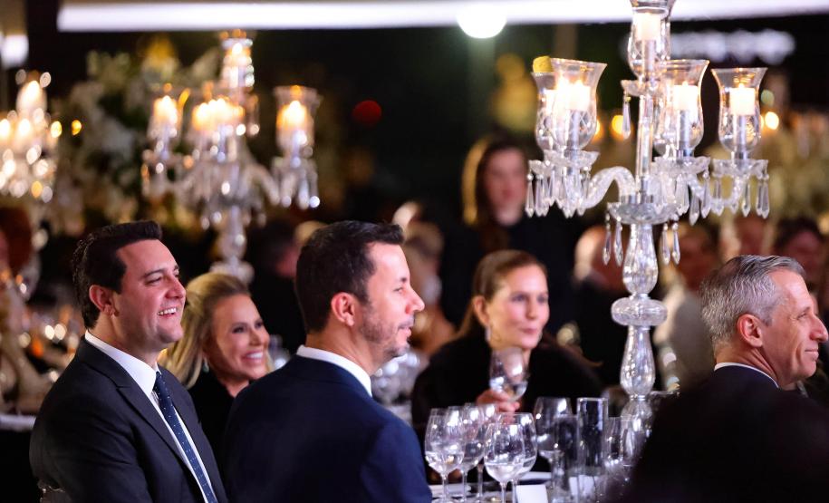 Ratinho Junior é eleito Personalidade do Ano em premiação da revista TOPVIEW