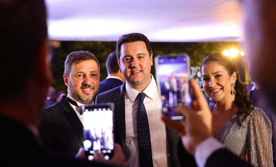 Ratinho Junior é eleito Personalidade do Ano em premiação da revista TOPVIEW