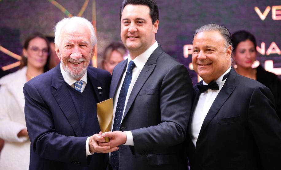 Ratinho Junior é eleito Personalidade do Ano em premiação da revista TOPVIEW