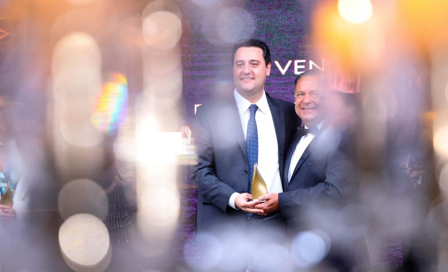 Ratinho Junior é eleito Personalidade do Ano em premiação da revista TOPVIEW