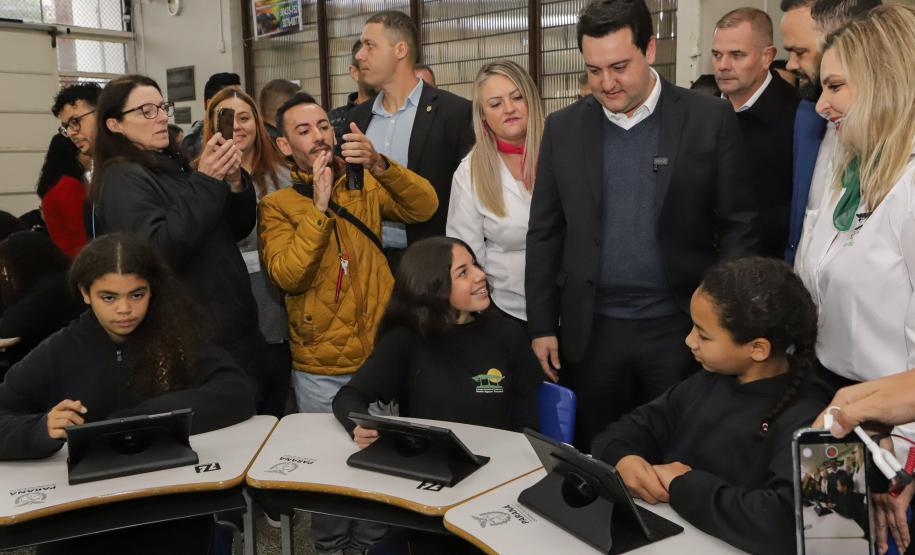 Governo do Paraná começa a entregar 50 mil tablets para uso de alunos da rede estadual
