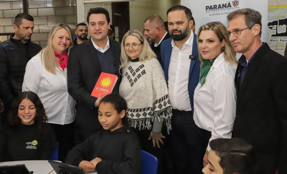 Governo do Paraná começa a entregar 50 mil tablets para uso de alunos da rede estadual