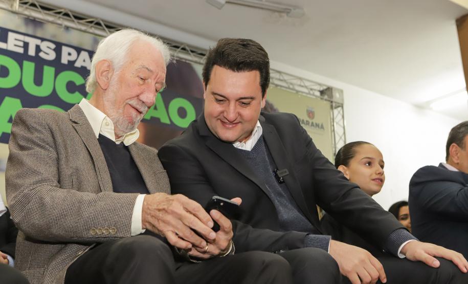 Governo do Paraná começa a entregar 50 mil tablets para uso de alunos da rede estadual