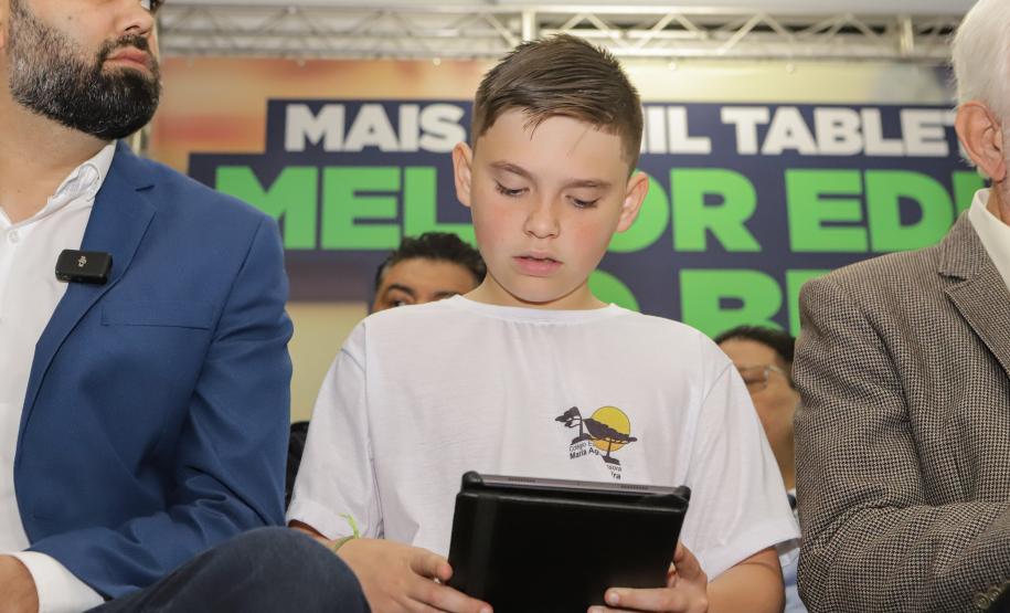 Governo do Paraná começa a entregar 50 mil tablets para uso de alunos da rede estadual