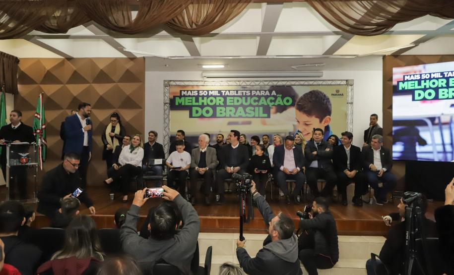 Governo do Paraná começa a entregar 50 mil tablets para uso de alunos da rede estadual