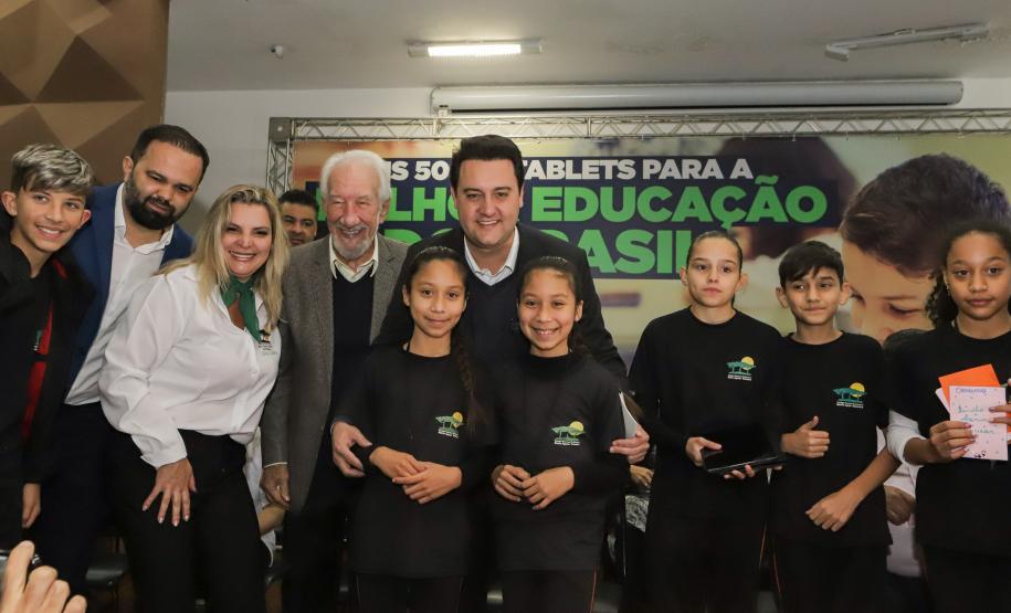 Governo do Paraná começa a entregar 50 mil tablets para uso de alunos da rede estadual