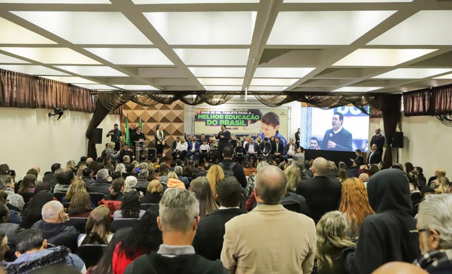 Governo do Paraná começa a entregar 50 mil tablets para uso de alunos da rede estadual