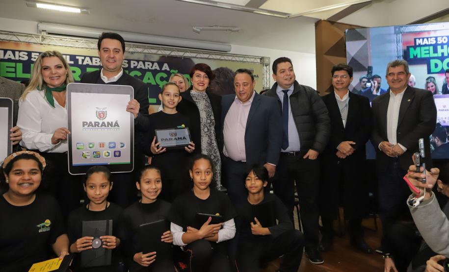 Governo do Paraná começa a entregar 50 mil tablets para uso de alunos da rede estadual