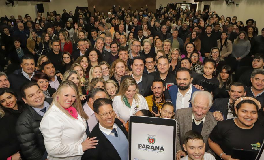 Governo do Paraná começa a entregar 50 mil tablets para uso de alunos da rede estadual