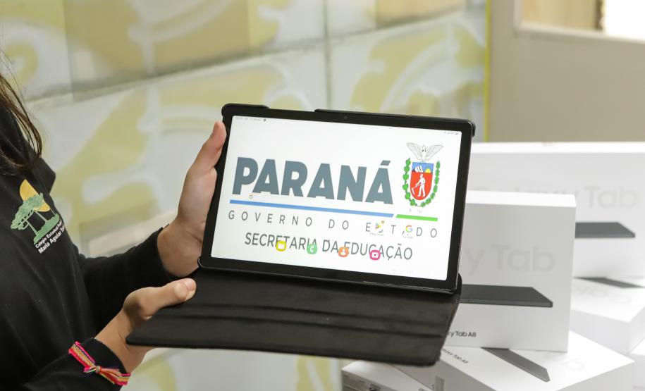 Governo do Paraná começa a entregar 50 mil tablets para uso de alunos da rede estadual