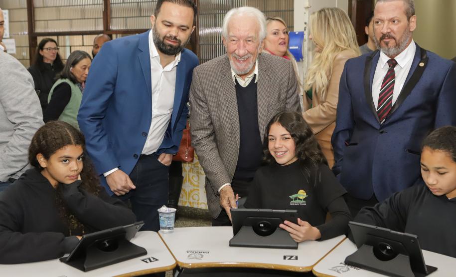 Governo do Paraná começa a entregar 50 mil tablets para uso de alunos da rede estadual