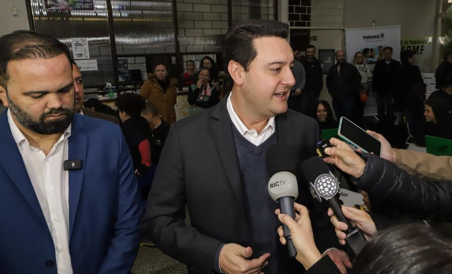 Governo do Paraná começa a entregar 50 mil tablets para uso de alunos da rede estadual