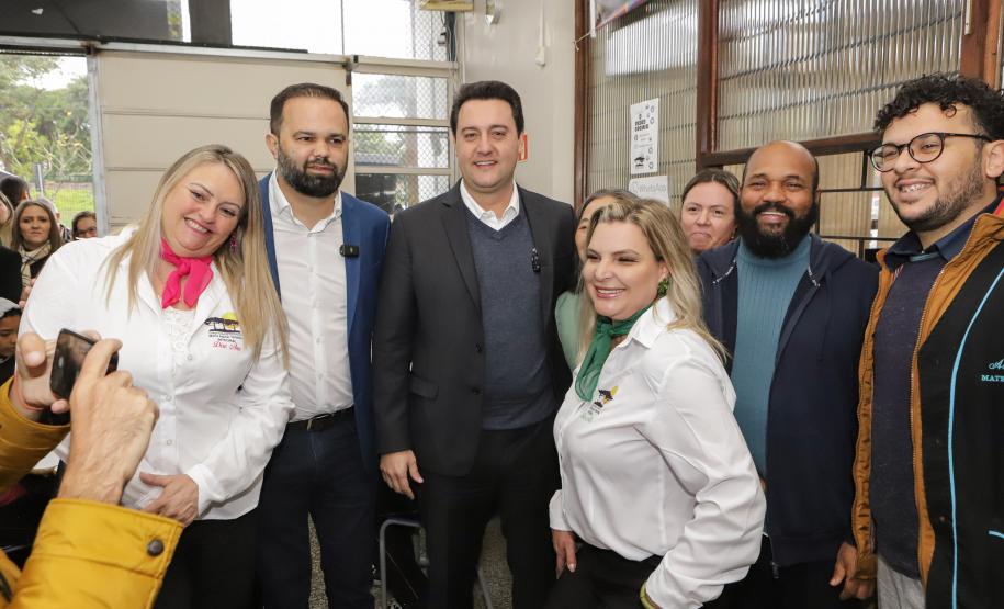 Governo do Paraná começa a entregar 50 mil tablets para uso de alunos da rede estadual