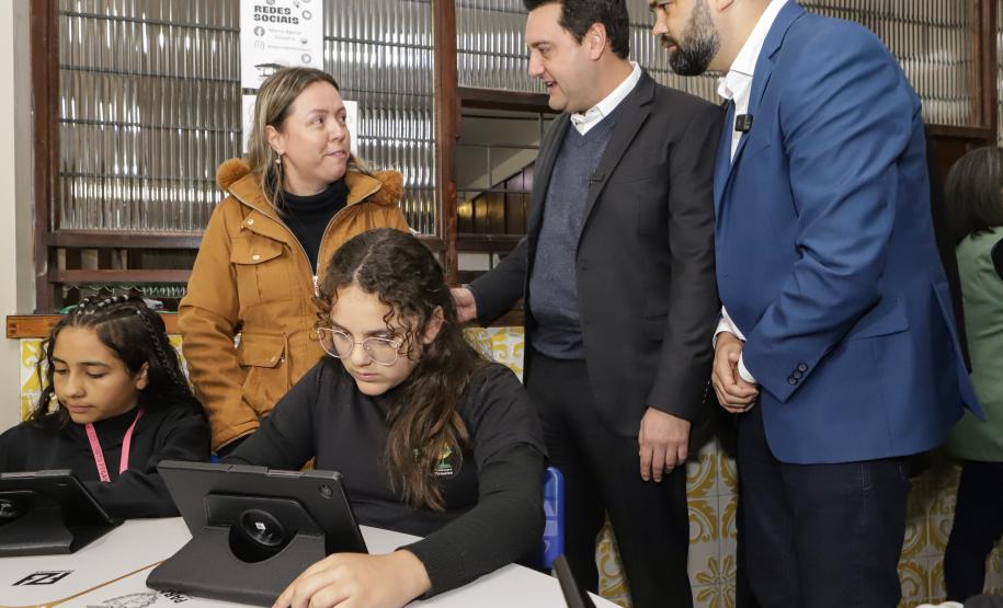 Governo do Paraná começa a entregar 50 mil tablets para uso de alunos da rede estadual