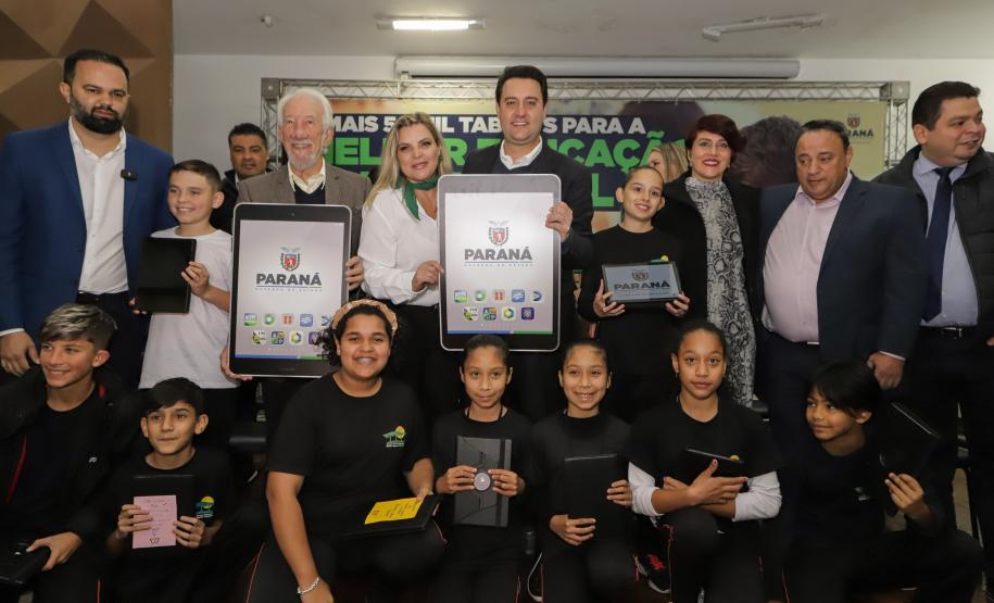 Governo do Paraná começa a entregar 50 mil tablets para uso de alunos da rede estadual