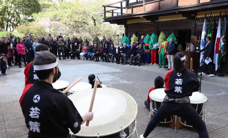 Piana exalta comunidade japonesa do Paraná nos 30 anos do memorial da Praça do Japão