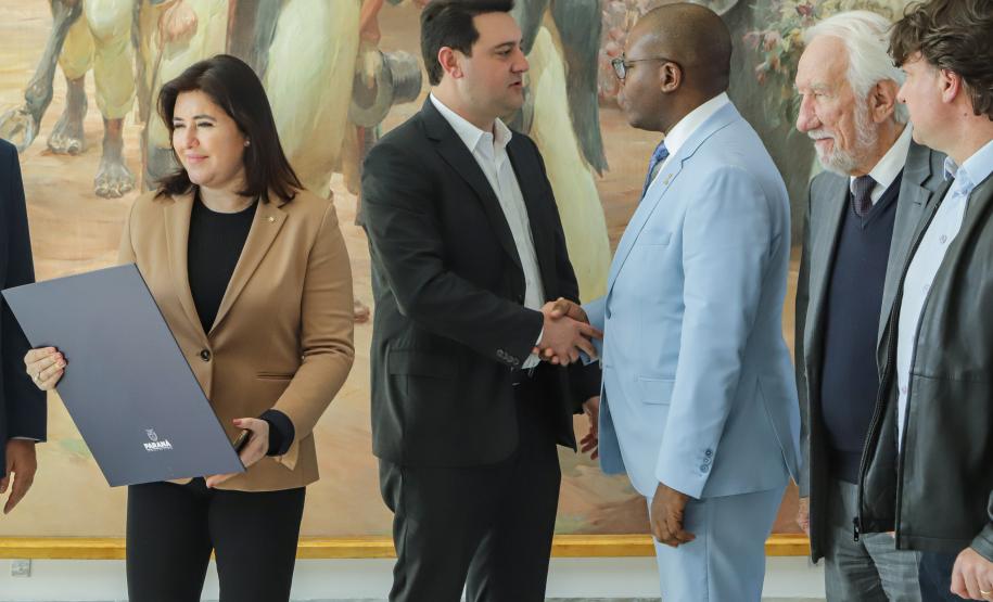 Governador entrega à ministra do Planejamento propostas do Paraná para o PPA da União