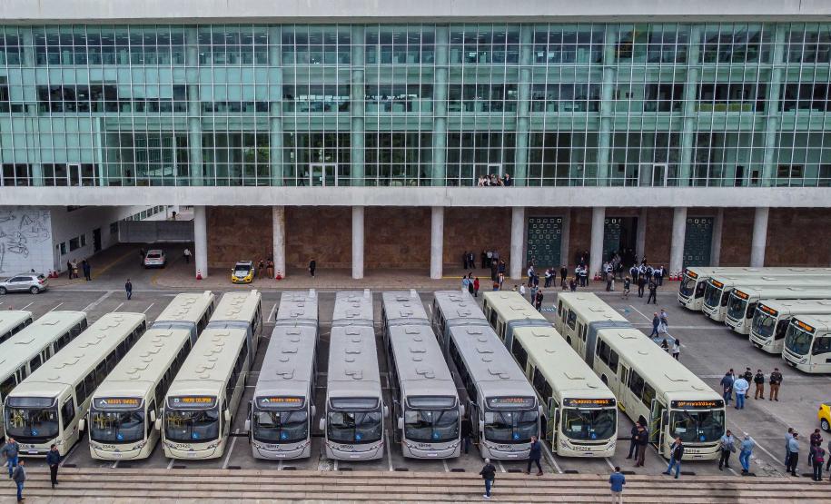 Região Metropolitana de Curitiba recebe 100 ônibus para renovação da frota do transporte coletivo