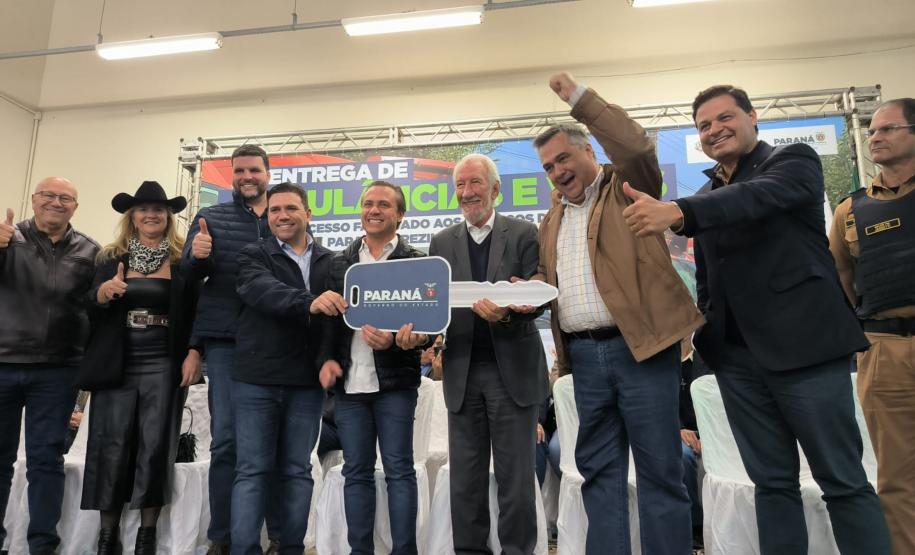 Governo entrega 15 veículos para fortalecer atendimento em saúde em Jacarezinho