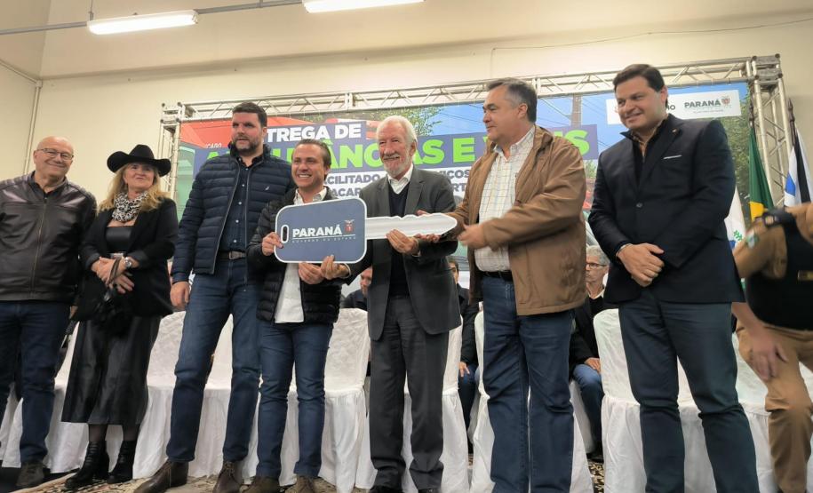 Governo entrega 15 veículos para fortalecer atendimento em saúde em Jacarezinho