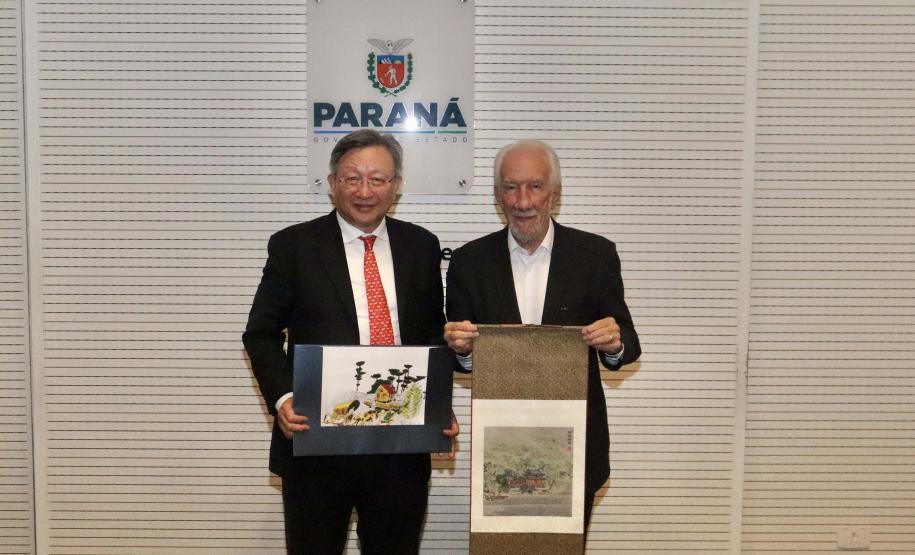Piana recebe comitiva da província chinesa de Zhejiang, estado-irmão do Paraná