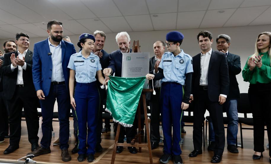 Governo inaugura última escola paralisada pela Operação Quadro Negro, em Campo Largo