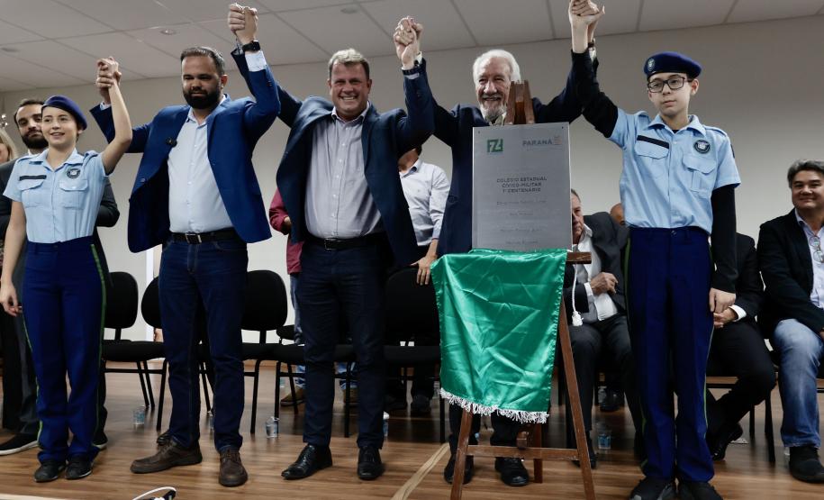 Governo inaugura última escola paralisada pela Operação Quadro Negro, em Campo Largo