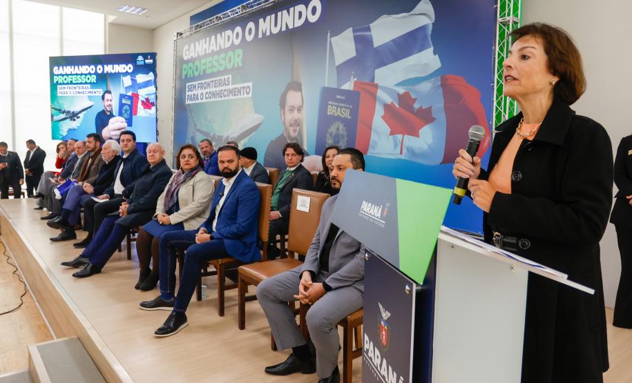 99 professores do Paraná vão embarcar em outubro para cursos no Canadá e Finlândia