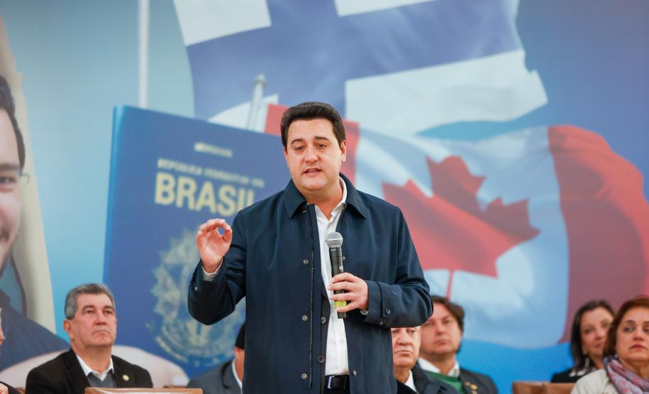 99 professores do Paraná vão embarcar em outubro para cursos no Canadá e Finlândia