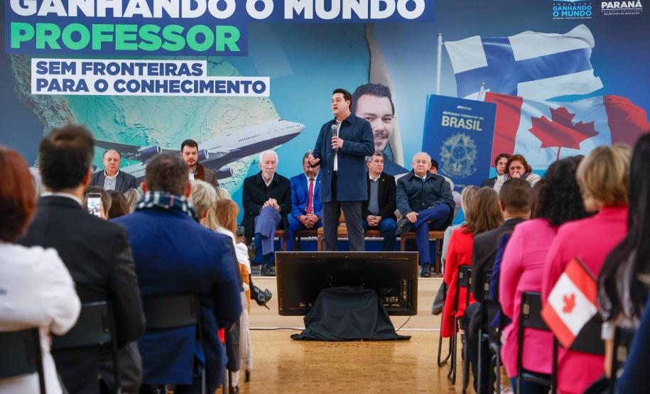 99 professores do Paraná vão embarcar em outubro para cursos no Canadá e Finlândia
