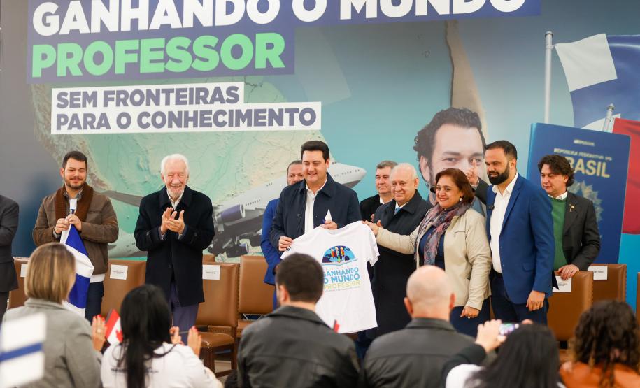 99 professores do Paraná vão embarcar em outubro para cursos no Canadá e Finlândia
