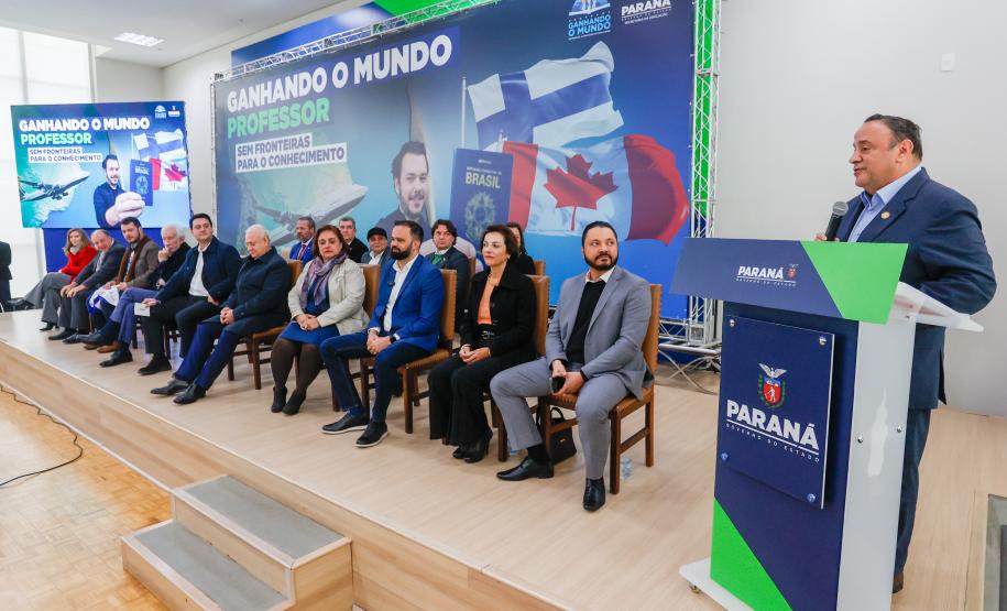 99 professores do Paraná vão embarcar em outubro para cursos no Canadá e Finlândia