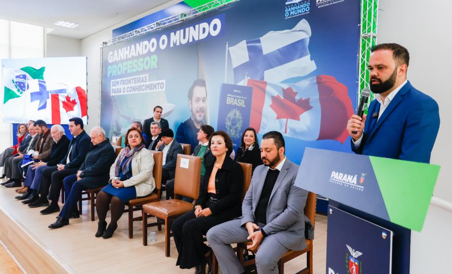 99 professores do Paraná vão embarcar em outubro para cursos no Canadá e Finlândia