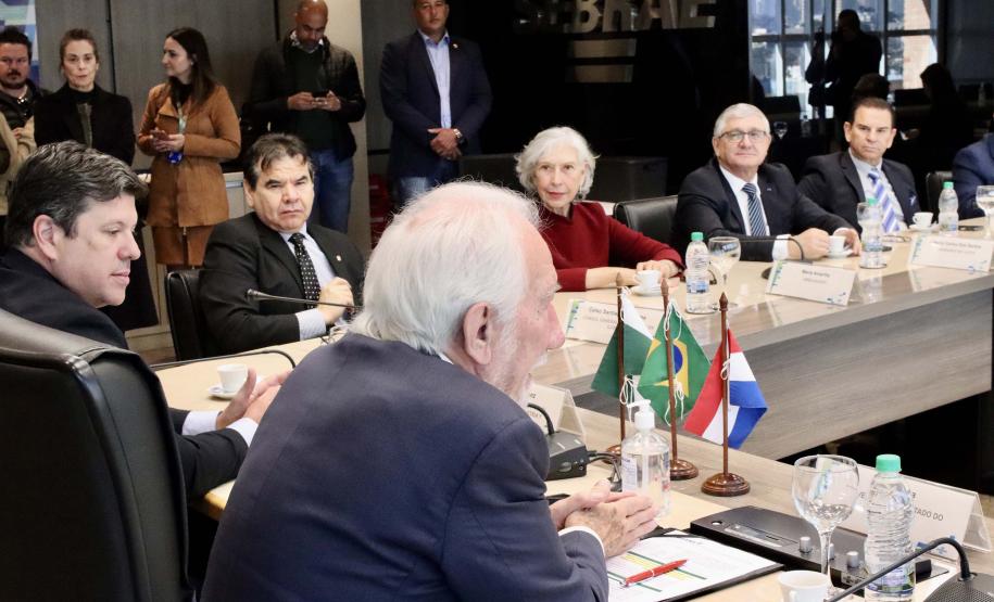 Piana apresenta projetos do Paraná ao novo ministro da Indústria do Paraguai