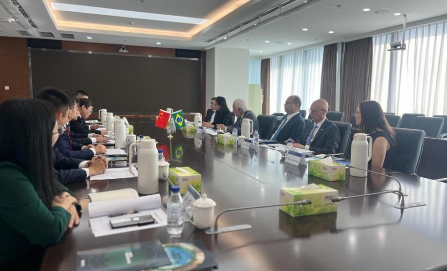 Comitiva paranaense se reúne com três grandes empresas e embaixador do Brasil na China