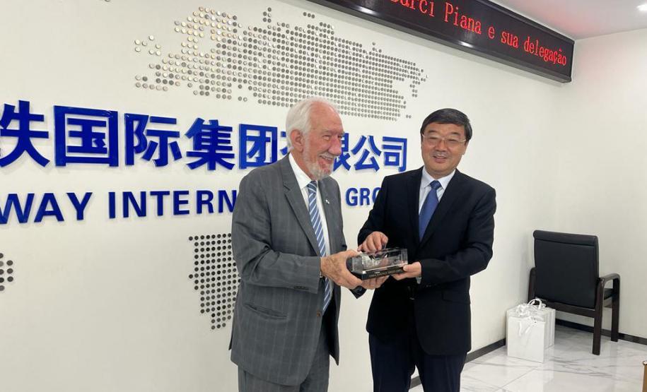 Comitiva paranaense se reúne com três grandes empresas e embaixador do Brasil na China