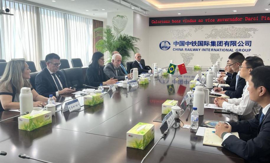 Comitiva paranaense se reúne com três grandes empresas e embaixador do Brasil na China