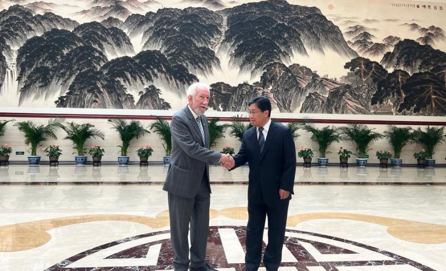 Comitiva paranaense se reúne com três grandes empresas e embaixador do Brasil na China