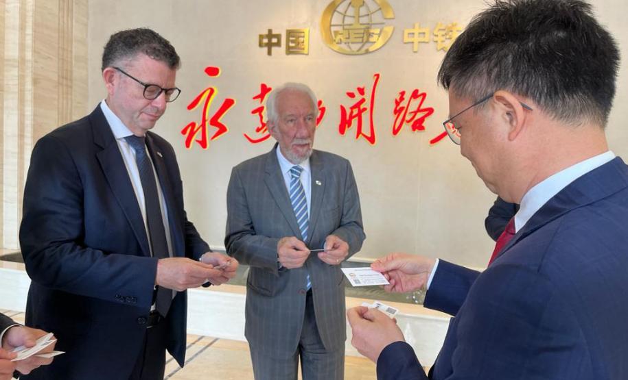 Comitiva paranaense se reúne com três grandes empresas e embaixador do Brasil na China