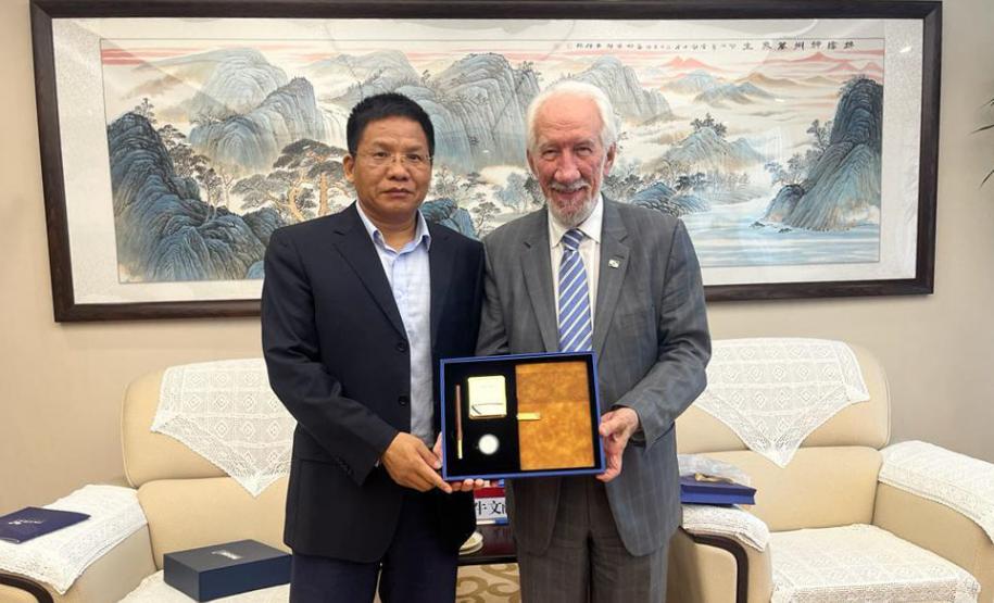 Comitiva paranaense se reúne com três grandes empresas e embaixador do Brasil na China