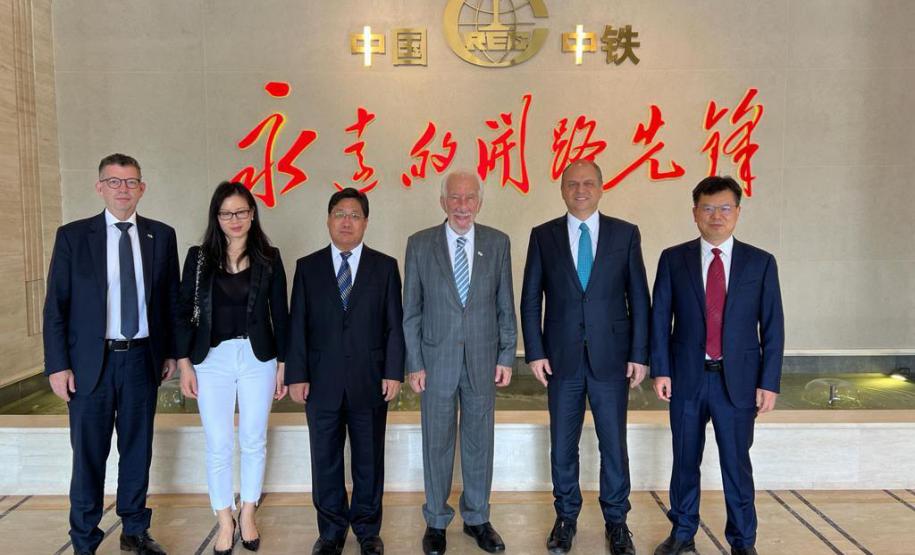 Comitiva paranaense se reúne com três grandes empresas e embaixador do Brasil na China