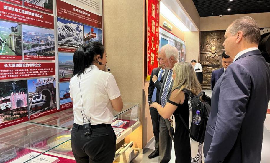 Comitiva paranaense se reúne com três grandes empresas e embaixador do Brasil na China