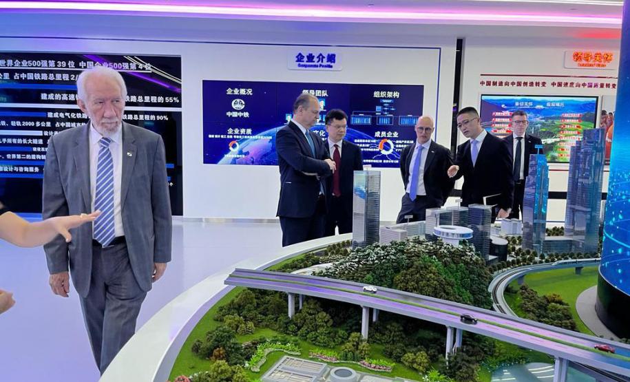 Comitiva paranaense se reúne com três grandes empresas e embaixador do Brasil na China