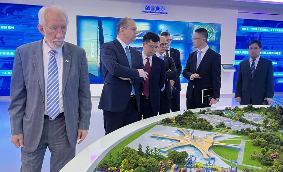 Comitiva paranaense se reúne com três grandes empresas e embaixador do Brasil na China