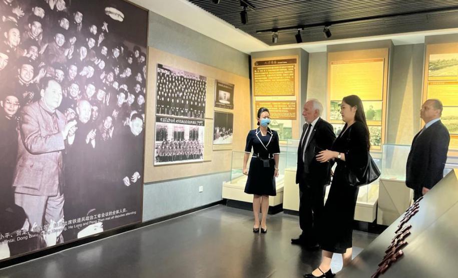 Em busca de novos investimentos, Piana visita duas das maiores empresas da China