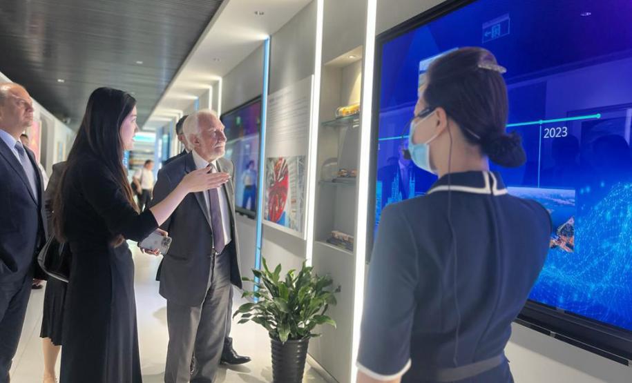 Em busca de novos investimentos, Piana visita duas das maiores empresas da China