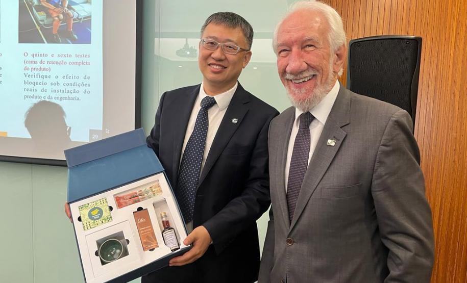 Em busca de novos investimentos, Piana visita duas das maiores empresas da China