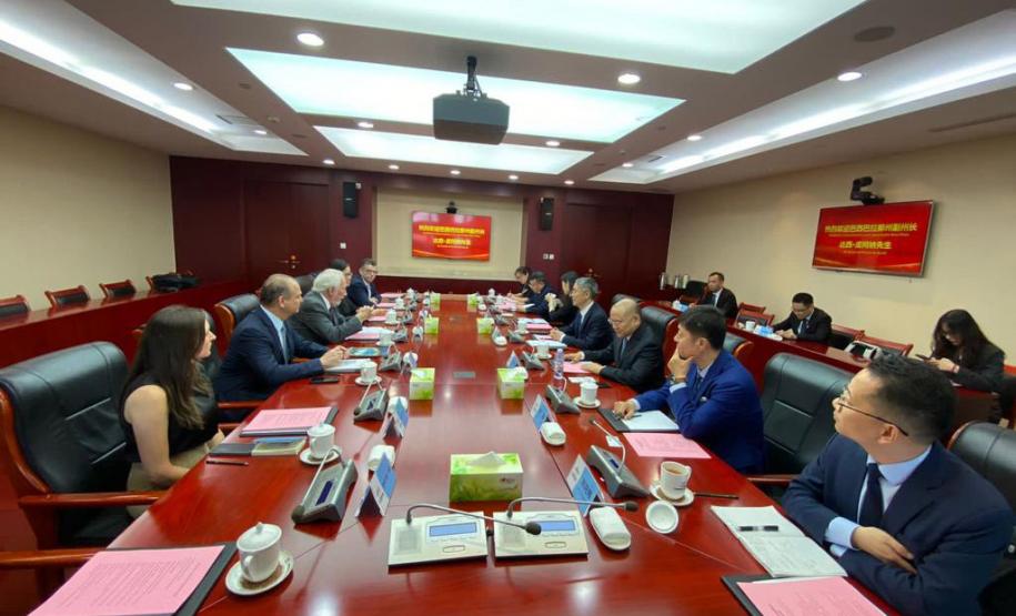 Em busca de novos investimentos, Piana visita duas das maiores empresas da China