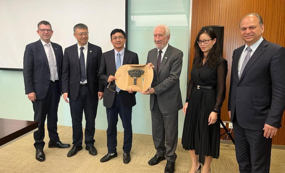 Em busca de novos investimentos, Piana visita duas das maiores empresas da China