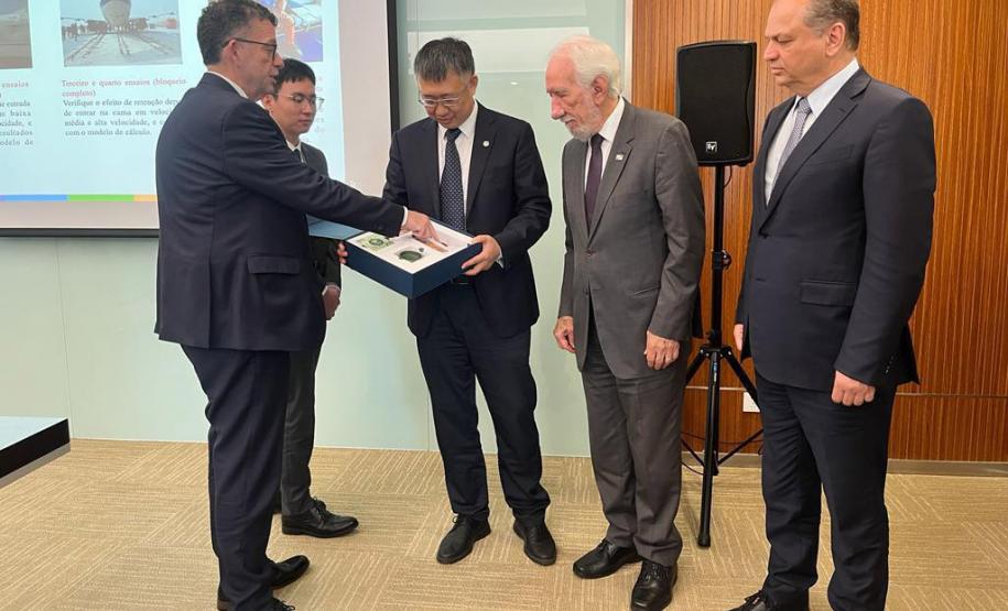 Em busca de novos investimentos, Piana visita duas das maiores empresas da China